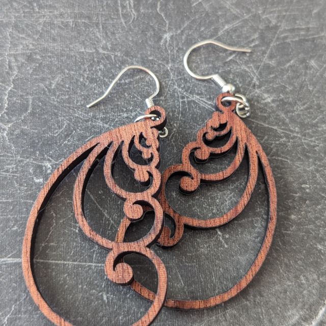 Earrings with swirl details