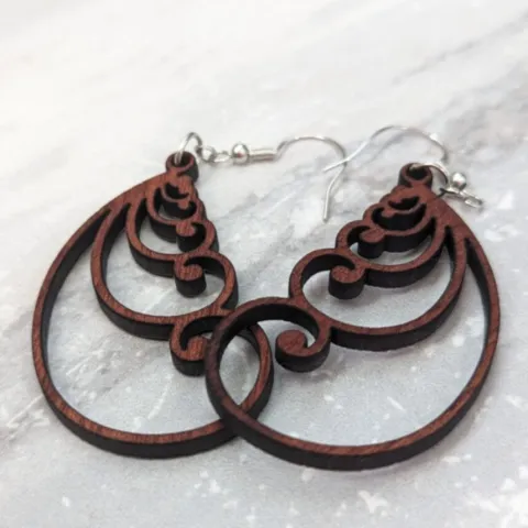 Earrings with swirl details